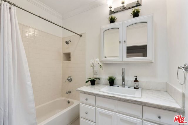 2130 W 27th Street, Los Angeles CA: https://media.crmls.org/mediaz/216073ca-3344-4d34-9078-3000bc64ca80.jpg