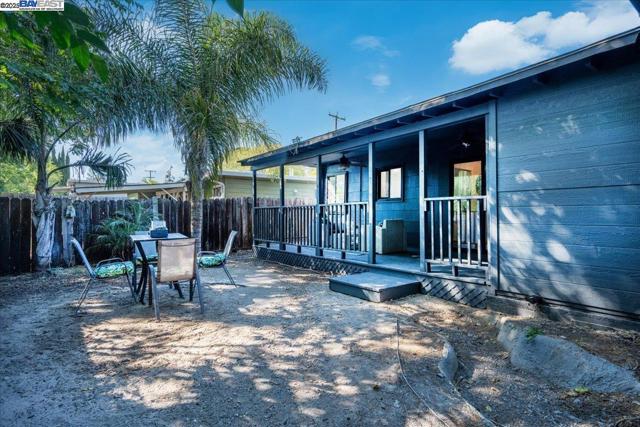 2082 Overhill Rd, Concord CA: https://media.crmls.org/mediaz/21613feb-c775-40c6-96d1-68e0396cb26e.jpg