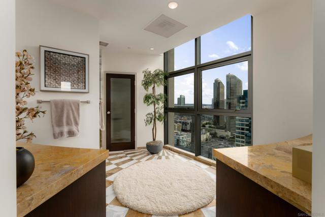 645 Front St, San Diego CA: https://media.crmls.org/mediaz/21617254-a5ba-4a08-a0c1-987e1fc75123.jpg