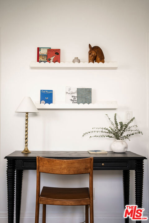 162 S Lucerne Boulevard, Los Angeles CA: https://media.crmls.org/mediaz/2161b58d-a4a1-4e62-91ed-bc285d6fb057.jpg