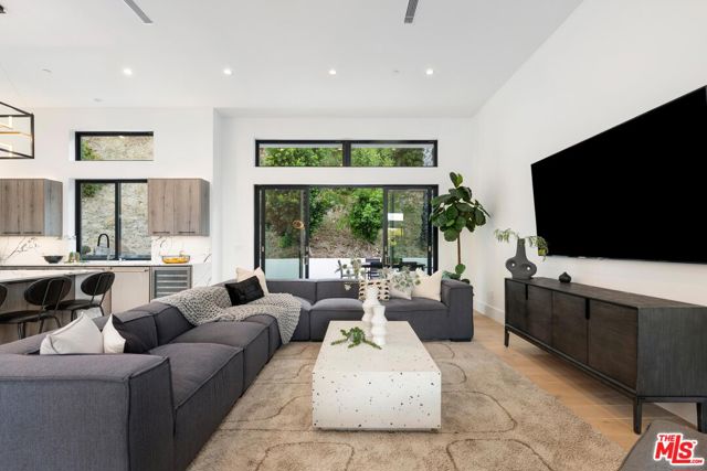 4637 Dunas Lane, Tarzana CA: https://media.crmls.org/mediaz/2161dfcb-3f74-4323-a129-84b16346f029.jpg