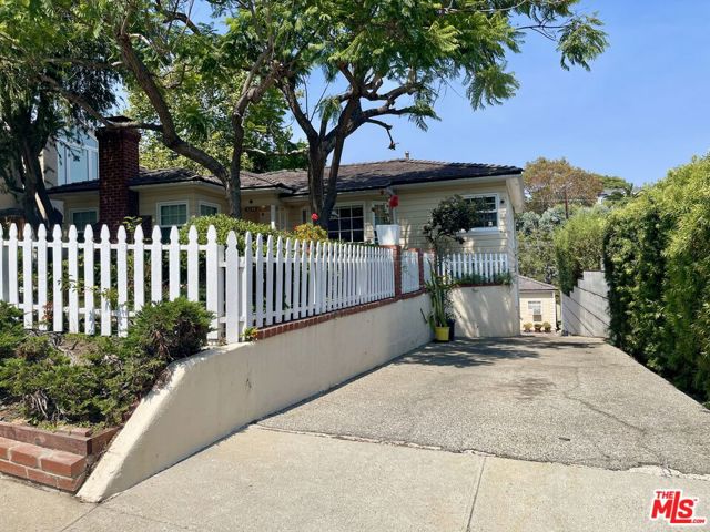 3230 Kelton Avenue, Los Angeles CA: https://media.crmls.org/mediaz/21622101-8037-46ea-a95c-0a624accfd8d.jpg