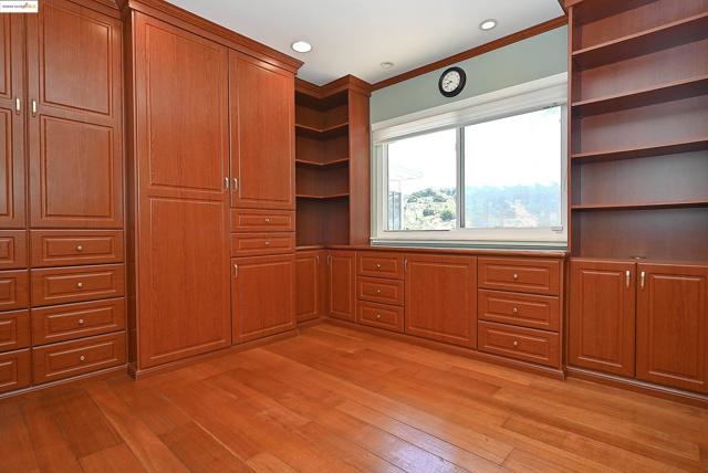 44 Oak Hill Cir, Oakland CA: https://media.crmls.org/mediaz/21623e32-2a58-4d51-b997-ffb92c876fa9.jpg