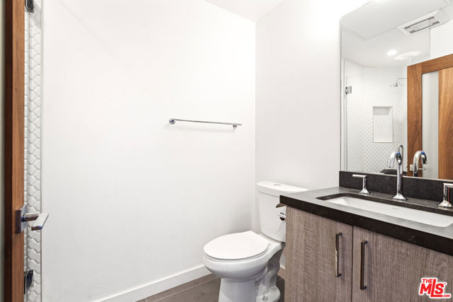 11900 Washington Place, Los Angeles CA: https://media.crmls.org/mediaz/2162ab6c-ad34-49c6-8455-821bde779655.jpg
