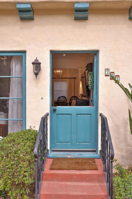 751 G Avenue, Coronado CA: https://media.crmls.org/mediaz/2162c947-a2db-4a93-b9f9-f4dccf23a80b.jpg