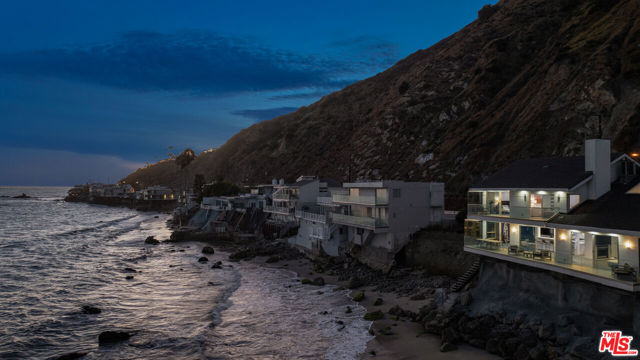 19640 Pacific Coast Highway, Malibu CA: https://media.crmls.org/mediaz/2162f8db-f15a-44cf-a246-d89b75d1154e.jpg