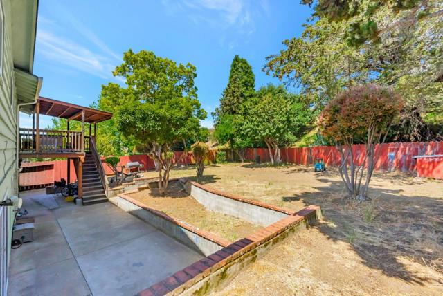 33 Woodcliff Court, Oakland CA: https://media.crmls.org/mediaz/2162fd02-2ce8-4809-a3dc-4ac78a01e501.jpg