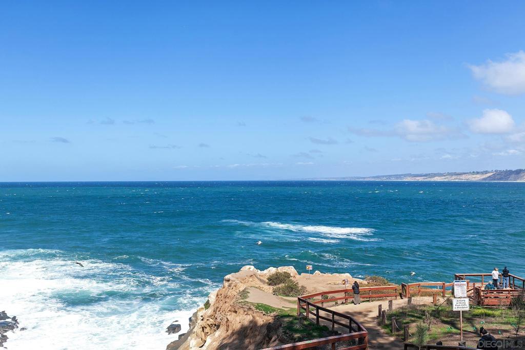https://media.crmls.org/mediaz/21633a76-3550-4262-aa66-246a23cb5d66.jpg?preset=X-Large