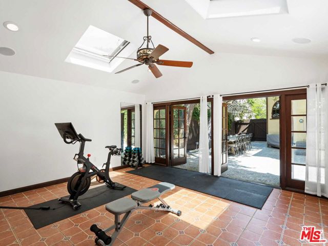 4057 Farmdale Avenue, Studio City CA: https://media.crmls.org/mediaz/2163ebd9-8425-4baf-b678-b58a9cc502b8.jpg