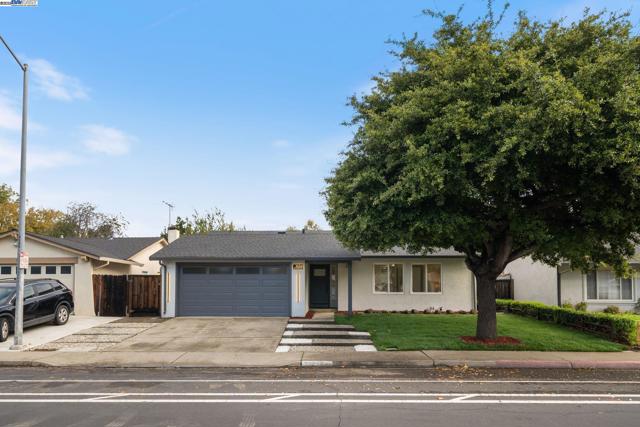 31314 San Andreas Dr, Union City CA: https://media.crmls.org/mediaz/2163f96d-bcfc-40e0-9a00-28a7bd2023a8.jpg