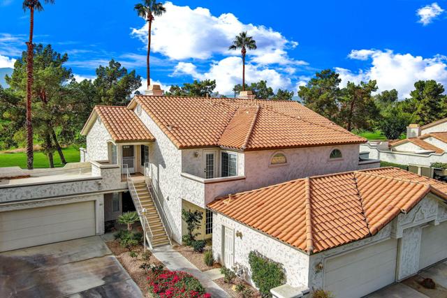 285 Desert Falls E Drive, Palm Desert CA: https://media.crmls.org/mediaz/2165051c-97d4-485b-9be2-da68861346d0.jpg