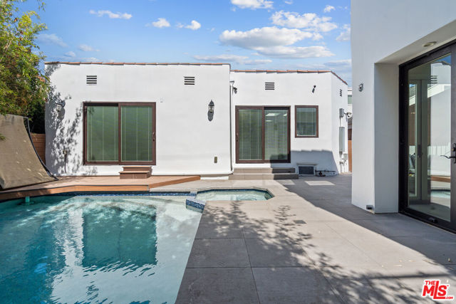 321 S Linden Drive, Beverly Hills CA: https://media.crmls.org/mediaz/216515e1-a496-4bf6-8ec0-7a46289dcb2d.jpg