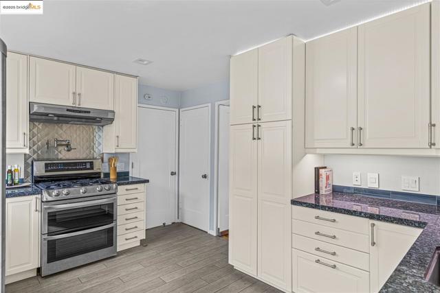 61 Wildwood Ave, Piedmont CA: https://media.crmls.org/mediaz/21658c5d-8f75-4da6-91db-3cf6d3485697.jpg