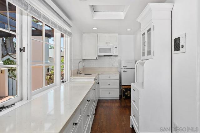 7728 Ludington Pl, La Jolla CA: https://media.crmls.org/mediaz/2165f1eb-57bf-4ca2-946d-6672b59143dc.jpg
