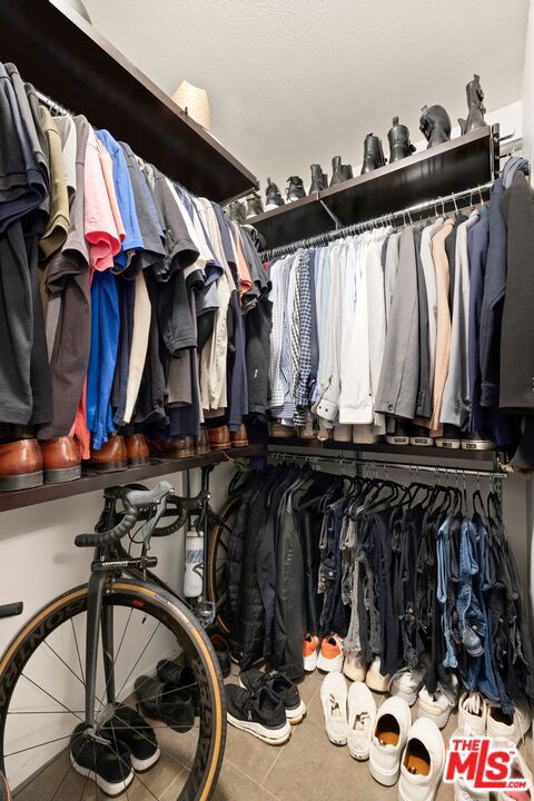 7320 Hawthorn Avenue, Los Angeles CA: https://media.crmls.org/mediaz/21665c24-a886-484b-9a04-44d5c110c59b.jpg