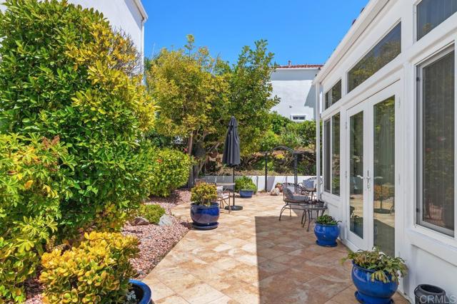 4964 Poseidon Way, Oceanside CA: https://media.crmls.org/mediaz/21687956-2eb7-44b8-8506-c3d420f5b92c.jpg