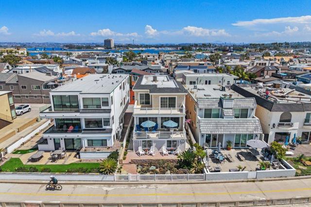 2740 Ocean Front Walk, San Diego CA: https://media.crmls.org/mediaz/21689eef-893b-4e51-aad2-3ec15dbe7c8d.jpg