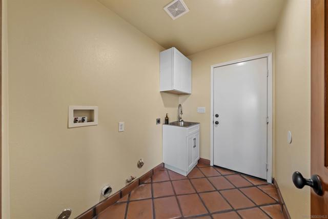 32991 Adelante St, Temecula CA: https://media.crmls.org/mediaz/2168d960-1e1f-4c20-973a-193db85edc77.jpg