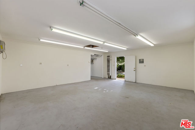 7225 Forbes Avenue, Lake Balboa CA: https://media.crmls.org/mediaz/2169b7d5-017d-4330-ade1-a2d378a50444.jpg