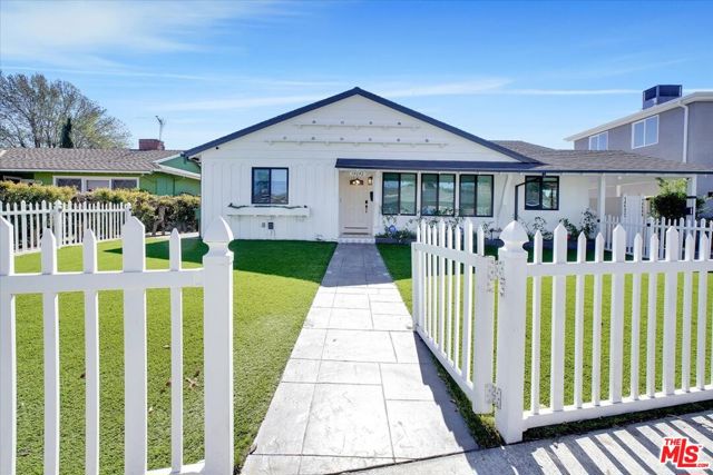 14642 Runnymede Street, Van Nuys CA: https://media.crmls.org/mediaz/2169edf2-df3b-493b-abd1-dc3c68b14e4b.jpg
