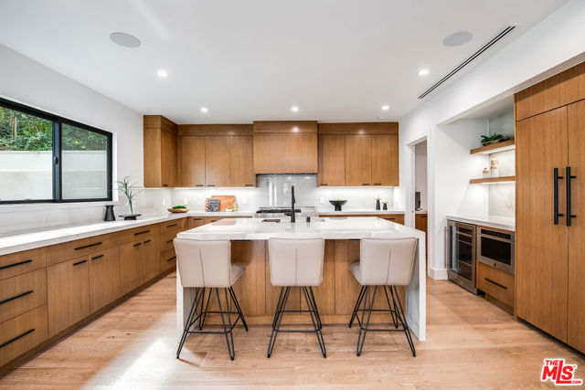 16226 Dickens Street, Encino CA: https://media.crmls.org/mediaz/216c645b-a1c0-4a63-a012-755832dfd410.jpg
