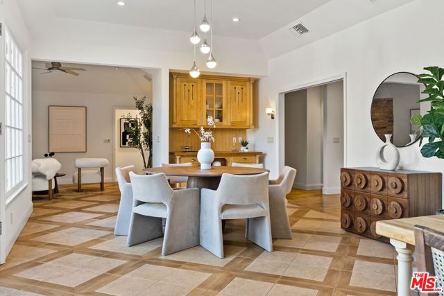 2596 Wallingford Drive, Beverly Hills CA: https://media.crmls.org/mediaz/216cb16d-4f89-48af-80de-9716e9b77712.jpg