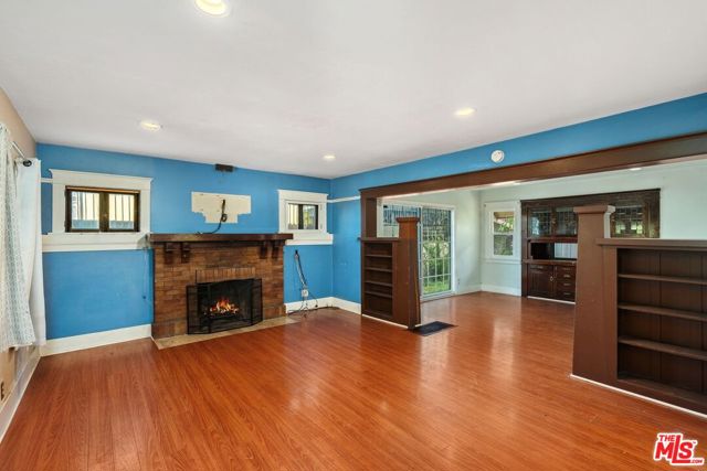 4812 Arlington Avenue, Los Angeles CA: https://media.crmls.org/mediaz/216d41bd-d1eb-4953-b1a7-712ecc1403e6.jpg