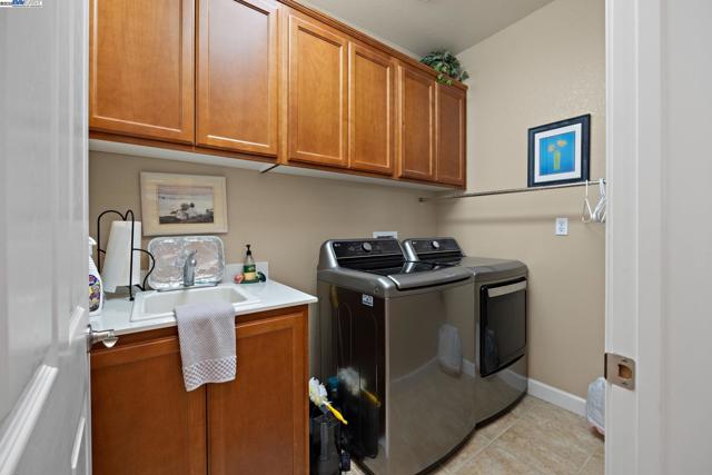 9779 Reimers Way, Dublin CA: https://media.crmls.org/mediaz/216d8a35-95dc-4be1-88da-0ba8625e6884.jpg