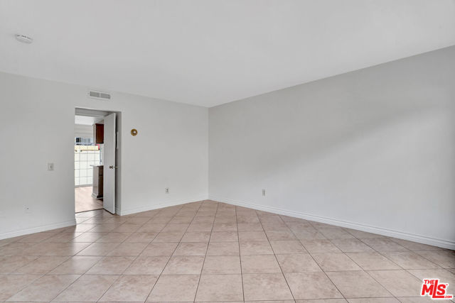 10065 De Soto Avenue, Chatsworth CA: https://media.crmls.org/mediaz/216df0ee-2942-40e6-a6e7-f5b26a2e8b14.jpg