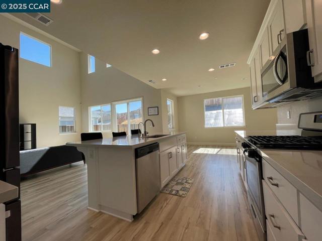 5541 Promontory Way, Antioch CA: https://media.crmls.org/mediaz/216e2965-70c6-4c56-8e2f-703c027ddd39.jpg