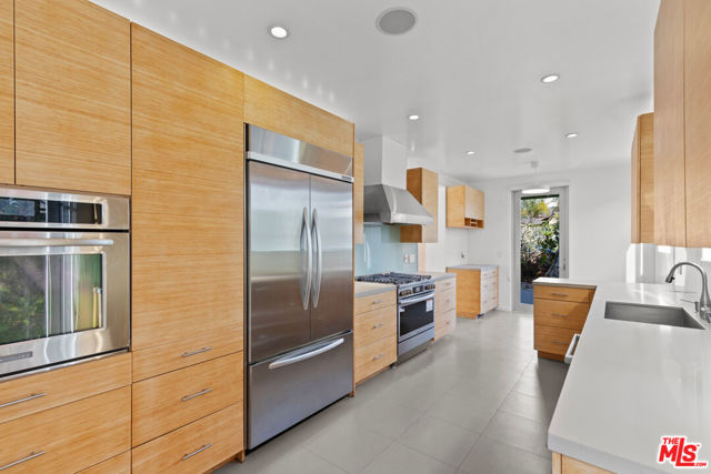 2153 Linnington Avenue, Los Angeles CA: https://media.crmls.org/mediaz/216fe8cf-ad76-4f48-a51c-72f4a9204e5d.jpg