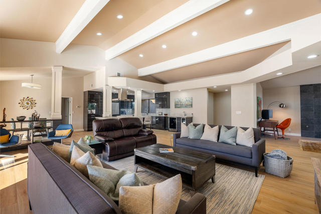 72815 Somera Road, Palm Desert CA: https://media.crmls.org/mediaz/216ffe05-31fd-4ac2-8bd2-a3112c1ec222.jpg