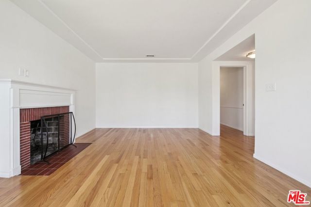 8150 Kenyon Avenue, Los Angeles CA: https://media.crmls.org/mediaz/21712892-cc90-4382-a422-f0331e8c0104.jpg