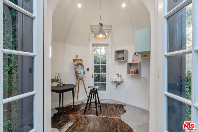 3827 Carnavon Way, Los Angeles CA: https://media.crmls.org/mediaz/21716f08-e103-4135-9198-b46cc63c38a6.jpg