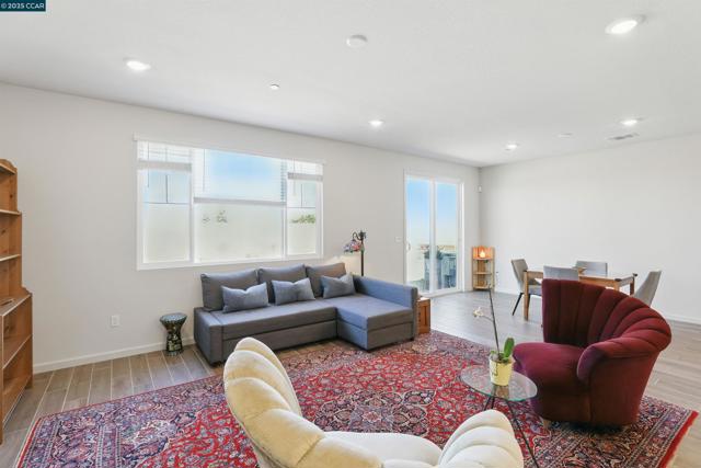 4105 Markovich Ct, Richmond CA: https://media.crmls.org/mediaz/217185e4-06e8-4488-a29e-e9af62582c30.jpg