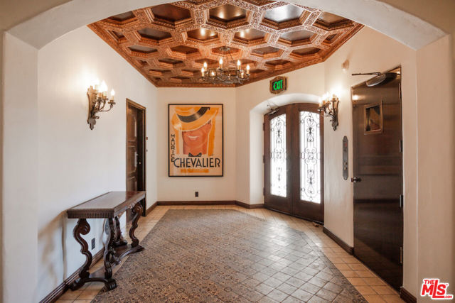 1302 Sweetzer Avenue, West Hollywood CA: https://media.crmls.org/mediaz/2171beba-89c3-4f15-bb05-1bc25b23c0a7.jpg