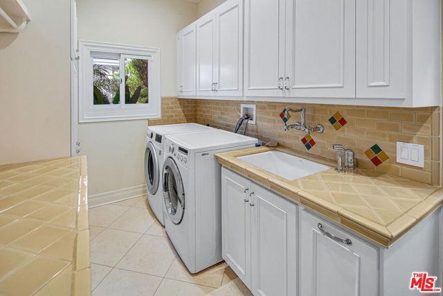 3819 Vista Linda Drive, Encino CA: https://media.crmls.org/mediaz/2171e262-cba9-4c29-a4b4-52ac7d9b8928.jpg