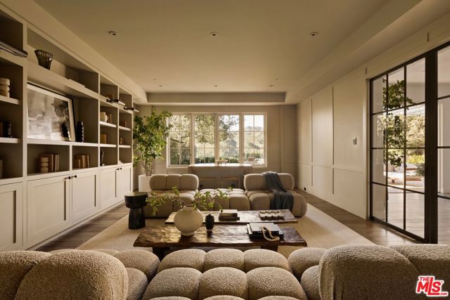 1319 Amalfi Drive, Pacific Palisades CA: https://media.crmls.org/mediaz/2171ef96-93c3-4848-9108-072102086127.jpg