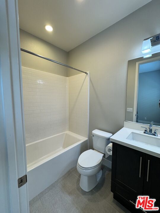 224 Follyhatch, Irvine CA: https://media.crmls.org/mediaz/21727420-e042-474e-8f57-7dbc48d56d70.jpg
