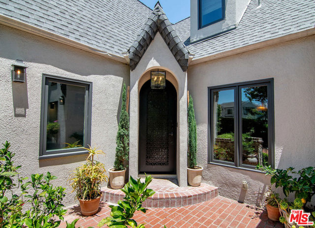 342 N Citrus Avenue, Los Angeles CA: https://media.crmls.org/mediaz/2172c74c-b325-4062-bb07-6a05489b0d68.jpg