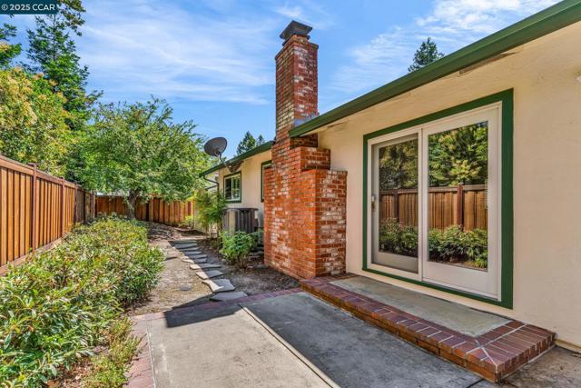 2032 Vanderslice Ave, Walnut Creek CA: https://media.crmls.org/mediaz/2172eed5-3f6b-4b49-a0ca-34a974cd0a39.jpg