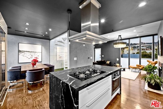 825 N Kings Road, West Hollywood CA: https://media.crmls.org/mediaz/217389c8-daba-4036-9247-e916aec9c0d4.jpg
