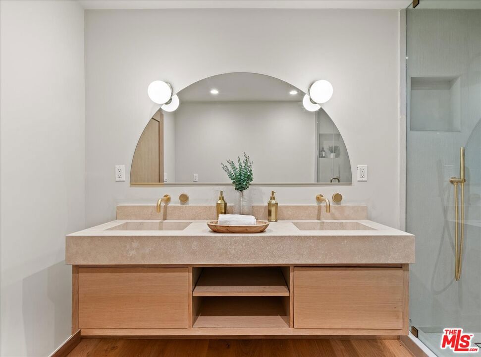https://media.crmls.org/mediaz/217525d9-cc53-456c-8318-fa1bc77eabb6.jpg?preset=X-Large