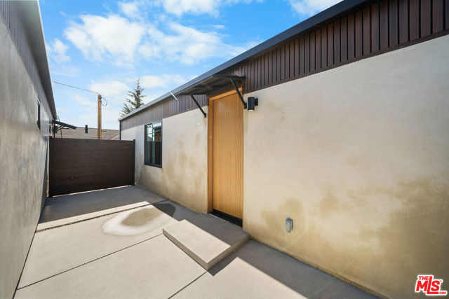 1688 N Sierra Bonita Avenue, Pasadena CA: https://media.crmls.org/mediaz/217526a9-eb18-464e-bd7e-5906a2b28a57.jpg