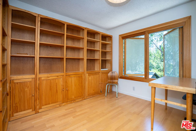 353 Mavis Drive, Los Angeles CA: https://media.crmls.org/mediaz/2176b03f-34d8-4bb0-8152-2a413d9ad919.jpg
