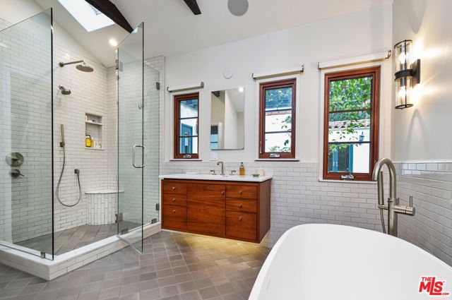 4277 Beck Avenue, Studio City CA: https://media.crmls.org/mediaz/2176e7fd-6e67-4ff9-b021-37009e07a0cd.jpg