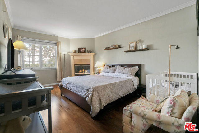 4401 Moorpark Way, Toluca Lake CA: https://media.crmls.org/mediaz/2177beeb-1d67-43a3-b6c6-176e11a15d03.jpg