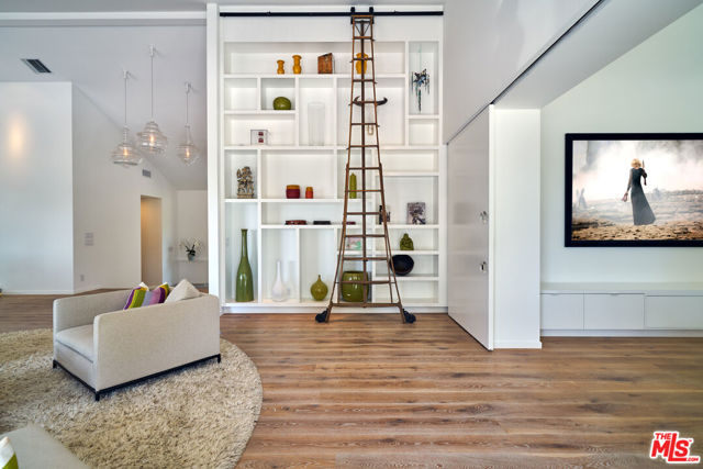 6342 Innsdale Drive, Los Angeles CA: https://media.crmls.org/mediaz/2178c751-b1b7-46ad-9c87-d216439f5d81.jpg