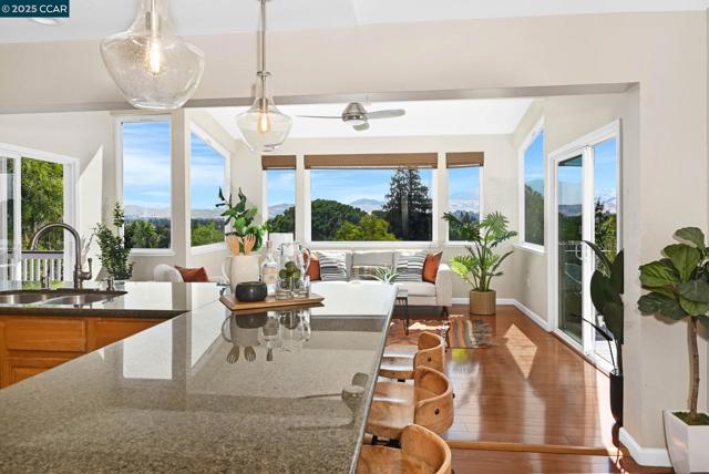 2460 Sky Rd, Walnut Creek CA: https://media.crmls.org/mediaz/21792581-c765-433c-a413-f7cc7ee85e6b.jpg