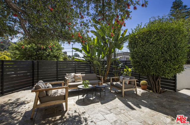 3831 Fernwood Avenue, Los Angeles CA: https://media.crmls.org/mediaz/21792a7f-b7bc-43ed-85af-d4260fe84f1e.jpg